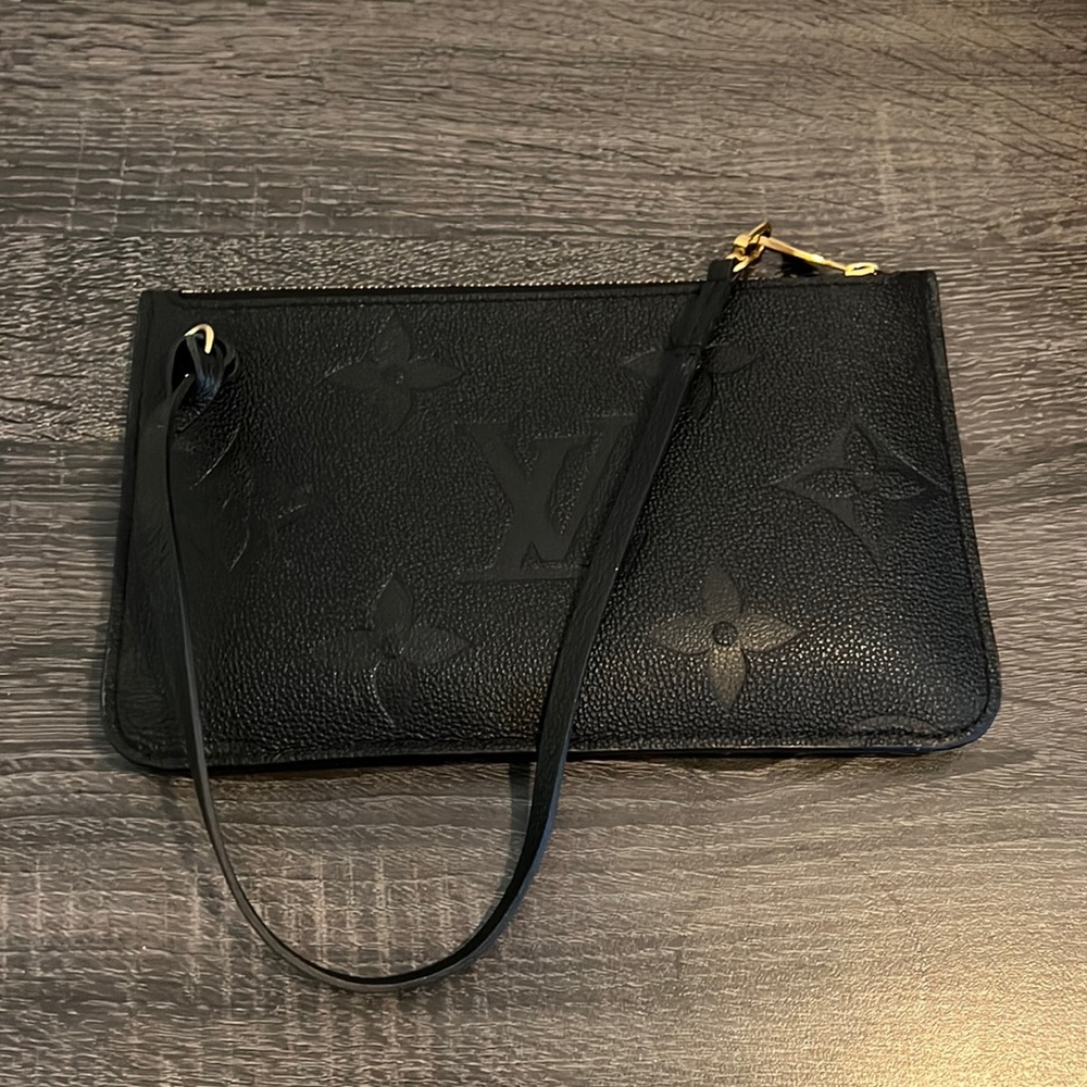 LOUIS VUITTON
Empreinte Monogram Giant Neverfull MM Pochette Black